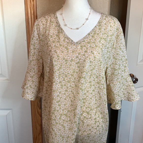 Daisy floral print flutter sleeve blouse NWT - Picture 2 of 5